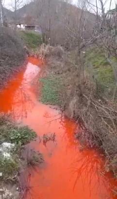 Bursa'da Demirtaş Deresi, kimyasal atıklar nedeniyle turuncuya döndü