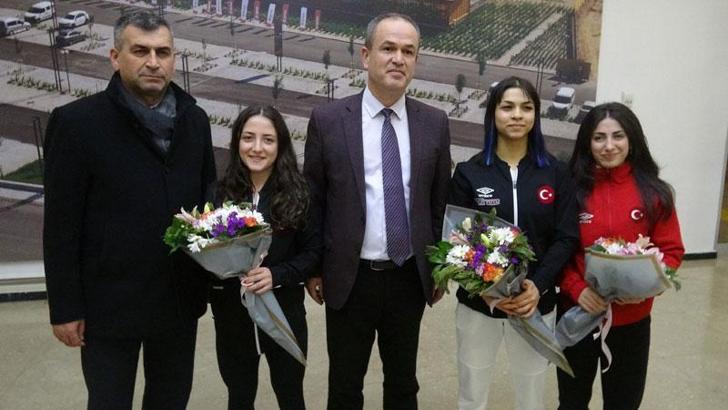 Avrupa şampiyonu halterciler Konya'da çiçeklerle karşılandı