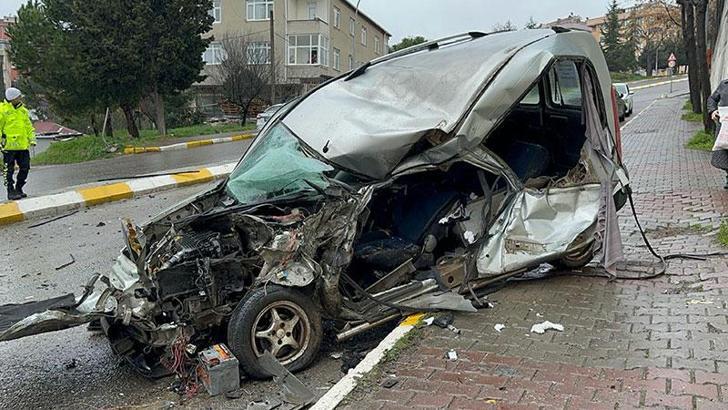 Kartal'da karşı şeride geçen cip hafif ticari araca çarptı: 1 ölü