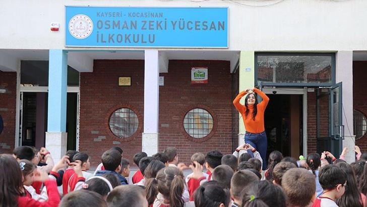 İlkokul öğrencilerine ders öncesi müzikli egzersiz