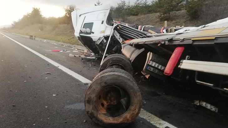 Hurdaya dönen TIR'dan yara almadan kurtuldu