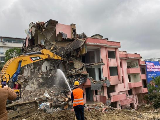 Büyükçekmece'de deprem riskli 4 bloklu sitenin yıkımına başlandı