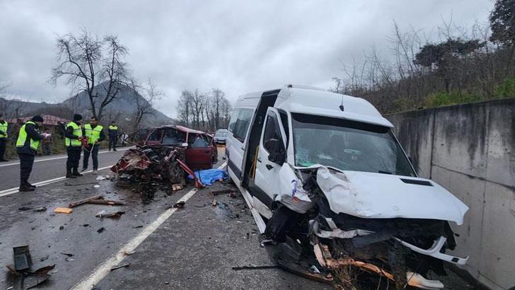 Minibüs ile otomobil kafa kafaya çarpıştı: 2 ölü, 2 yaralı