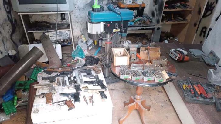 İzmir'de silah kaçakçılığı operasyonu; oğlu ve gelini ile gözaltında