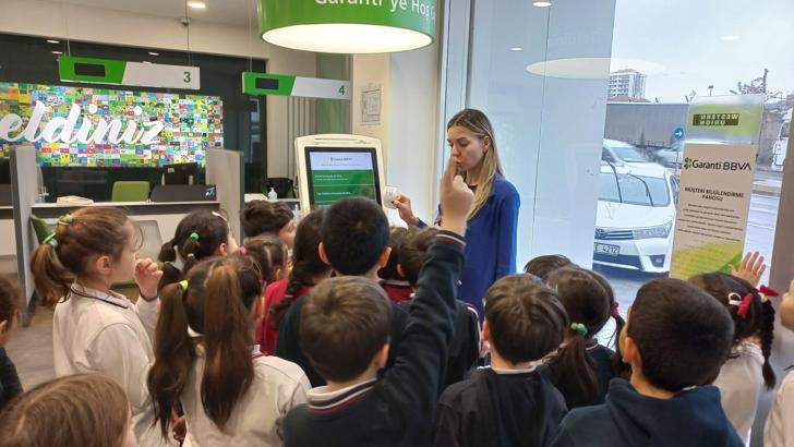Finansal okuryazarlık eğitim alan öğrenciler Garanti BBVA'nın şubelerini ziyaret etti