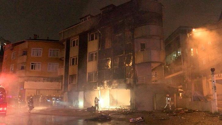 Ataşehir'de 4 katlı iş merkezi alev alev yandı