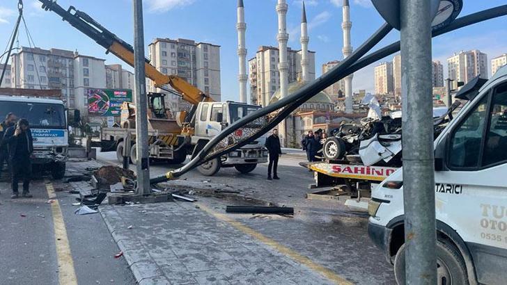 İş makinesi yüklü çekici, 6 araca çarptı: 3 yaralı