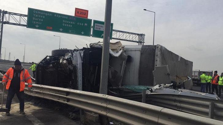 Karşı şeride geçip devrilen TIR'ın şoförü öldü