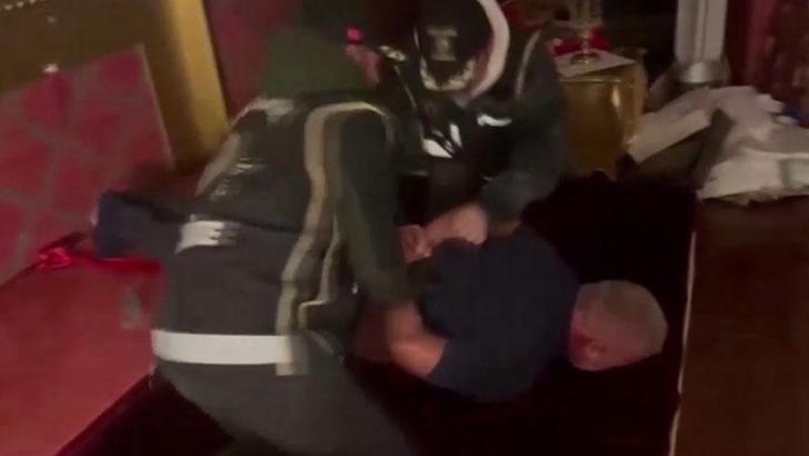 Şahinler suç örgütü yöneticisi yatak odasındaki gizli bölmede yakalandı