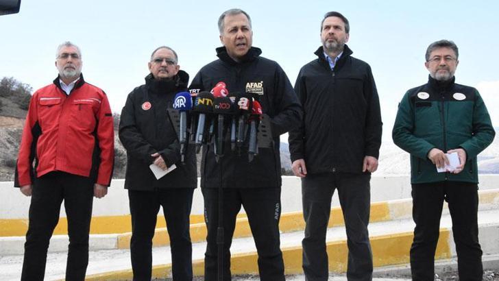 5 bakan madendeki heyelan bölgesinde; 2 tarafta da arama çalışmaları durduruldu