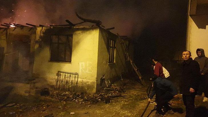 Düzce'de tek katlı ev alev alev yandı