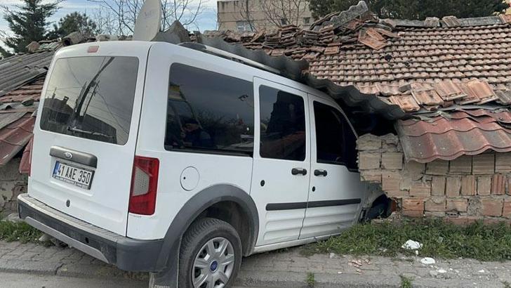 Ataşehir’de sürücüsünün kontrolünden çıkan hafif ticari araç eve girdi
