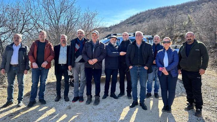 Köylerine 'katı atık tesisi' istemeyen köylüler yol kapattı, nöbete başladı