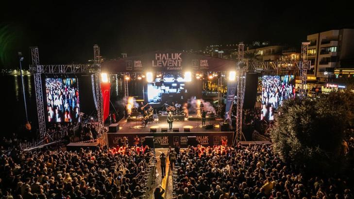 Haluk Levent, Kuşadası'nda sahne aldı