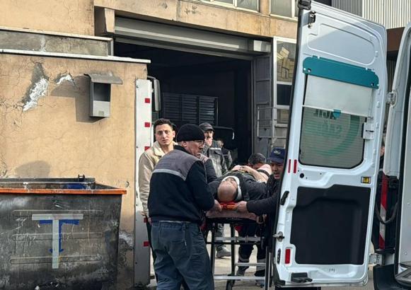 Üzerine kamyon kasası düşen işçi ağır yaralandı