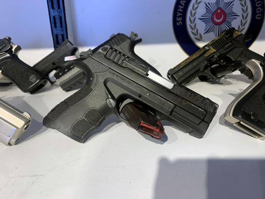 ADANA’da 90 ruhsatsız silah ele geçirildi; tabancalardan birinde 'Sonu ölüm' yazısı