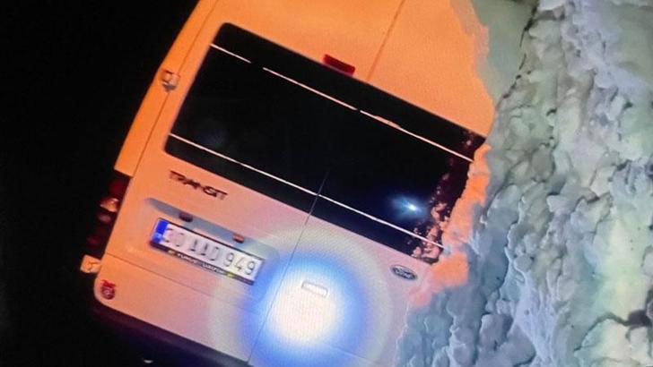 Van-Hakkari karayoluna çığ düştü; minibüs kar kütlesi altında kaldı: 1 ölü, 12 yaralı