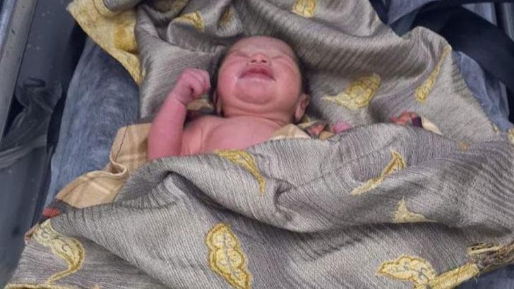 Cami avlusuna bırakılan bebek, yaşam mücadelesi veriyor