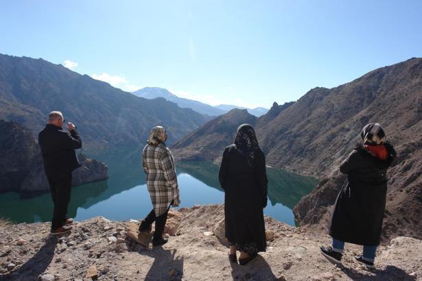 Baraj suları çekildi, dipte kalan köy ve kale ortaya çıktı