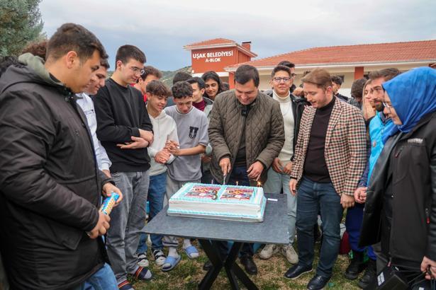 Genç Kuşak'ın yıl dönümünde pastalı kutlama