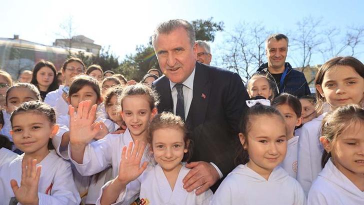 Bakan Bak: Hem evlatlarımızın sporla tanışmasını sağlıyoruz hem de onların zararlı alışkanlıklar edinmesinin önüne geçiyoruz