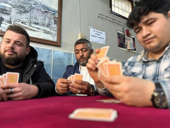 ADANA Kavgalardan bıktı, kahvehanesinde siyasi tartışmaları yasakladı (VİDEO EKLENDİ)