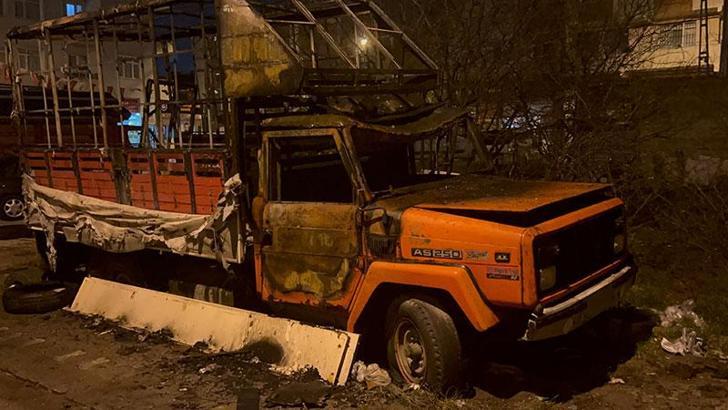 Ataşehir'de park halindeki hurda kamyonet alev alev yandı