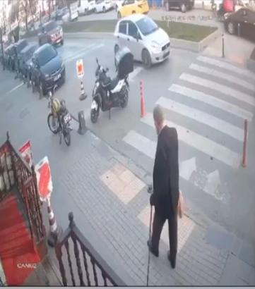 Üsküdar'da motosiklet kazası kamerada