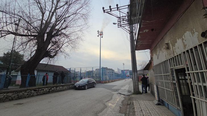 Amatör futbolcular antrenman yaparken saha aydınlatmaları alev aldı