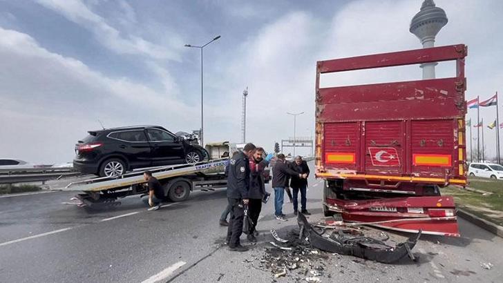 Büyükçekmece'de TIR'a arkadan çarpan otomobilin sürücüsü öldü