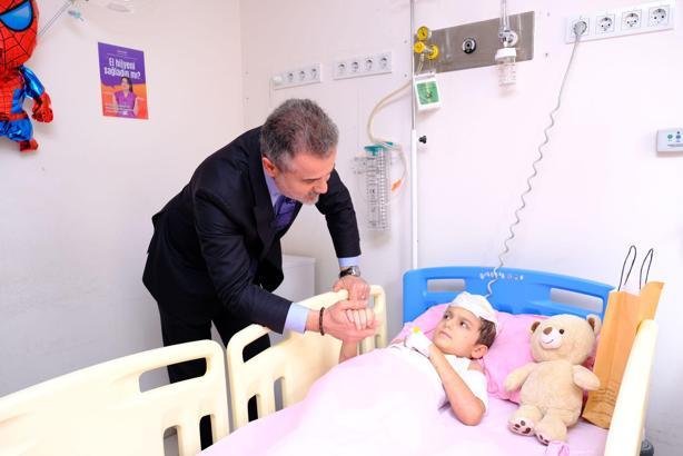 Suat Kılıç, köpek saldırısında yaralanan Tunahan'ı ziyaret etti