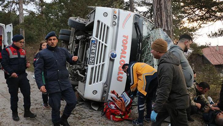 Bolu'da tatilcilerin taşındığı minibüs devrildi: 14 yaralı