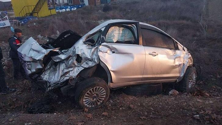 Otomobil reklam panosuna çarptı: 1 ölü, 1'i ağır 3 yaralı