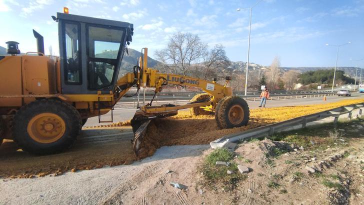 Karayoluna portakal posası döküldü