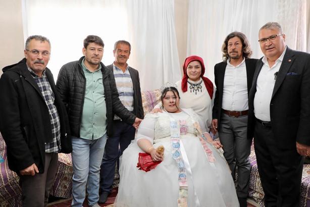 Zihinsel engelli Esra'nın gelinlik hayali gerçek oldu