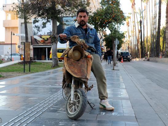 Elektrikli motosiklete sedir ağacı kaplama