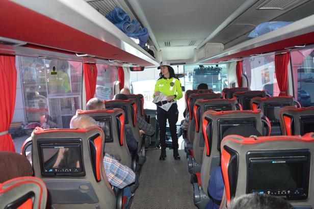 Mardin’de polis, otobüsle yolculuk yapanları emniyet kemeri için bilgilendirdi