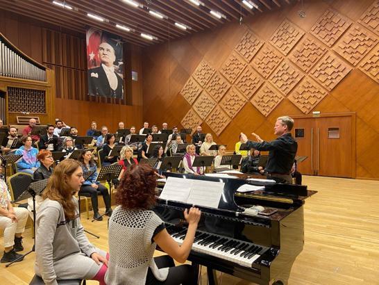 Devlet Çoksesli Korosu'ndan 'Aydınlık Gece' konseri