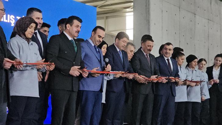 Bakan Kacır: Türkiye, güçlü sanayi ve teknolojisi, istikrarlı siyasi yapısıyla umut ışığı oluyor
