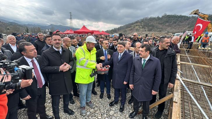 Bakan Kacır: Türkiye, güçlü sanayi ve teknolojisi, istikrarlı siyasi yapısıyla umut ışığı oluyor (2)