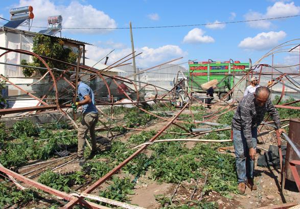 Üretici hortumun yaralarını sarmaya çalışıyor