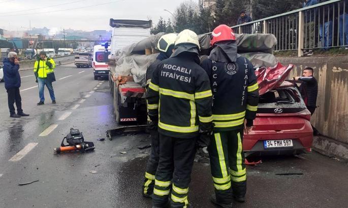 Emniyet şeridinde duran TIR'a çarpıp yanan otomobilin sürücüsü öldü