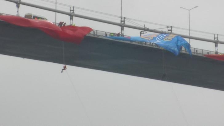 Kadın komandolar 15 Temmuz Şehitler Köprüsü’nden halatla indi