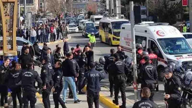 Duruşma sonrası adliye önünde silahlı ve bıçaklı kavga: 1’i polis 9 yaralı
