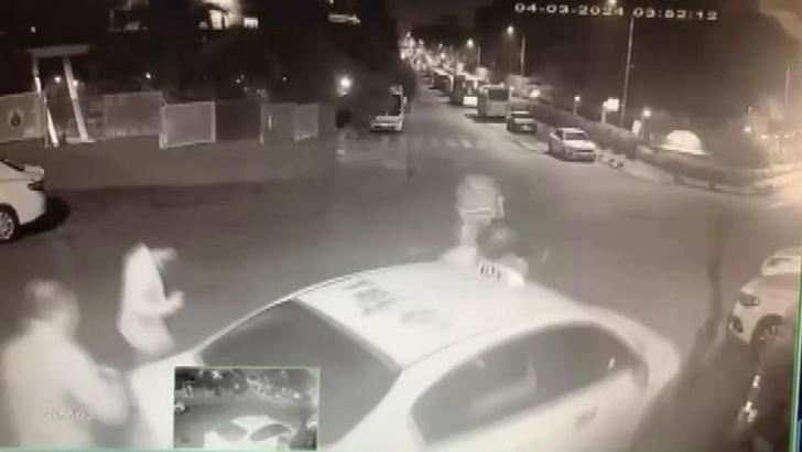 İstanbul - Bakırköy'de alkollü motosikletli taksiye çarparak takla attı: 2 yaralı