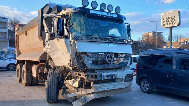 Diyarbakır'da kamyon, park halindeki 4 araca çarptı: 3 yaralı