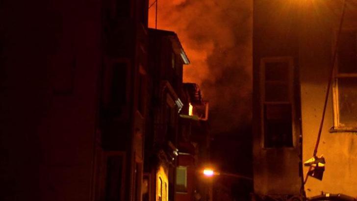 Beyoğlu'nda çatı yangını