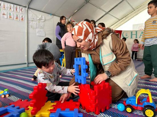 Gamze öğretmen konteyner kentte gönüllü eğitmenlik yapıyor
