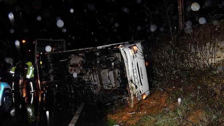 Eyüpsultan'da tekstil malzemesi yüklü kamyon devrildi