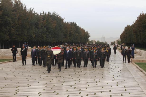 Kara Harp Okulu öğrencileri, Anıtkabir'i ziyaret etti